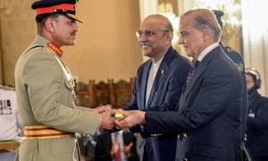 权势滔天的总司令没想到，白宫点名派巴基斯坦军队去加沙“维和”，穆尼尔陷入两难选择