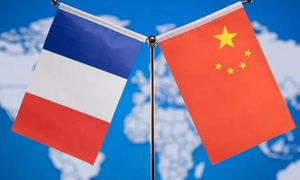 马克龙携超豪华阵容访华，中方选择隆重接待，王毅外长衣着有讲究！